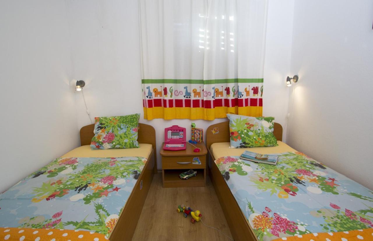 Apartments By The Sea Brela, Makarska - 11821 Екстер'єр фото